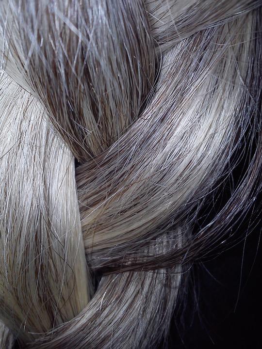 Como acontece a descoloração natural do cabelo?