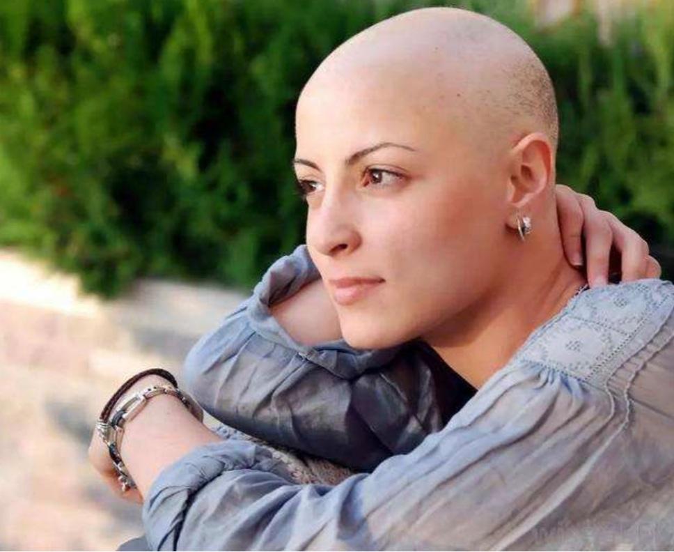 Por que quimioterapia derruba os cabelos?
