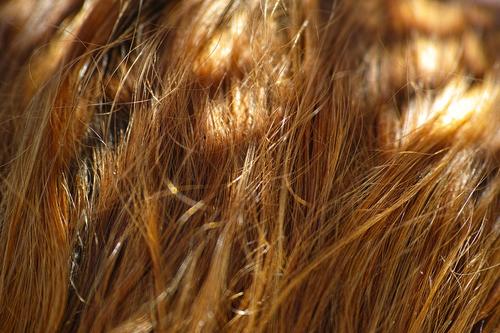 Como nascem os fios de cabelo?