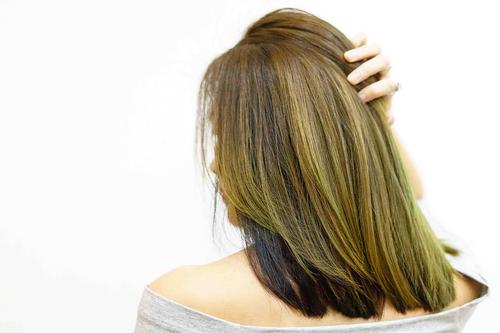 Como uniformizar a cor em cabelos que revelam fundos de clareamento diferentes?